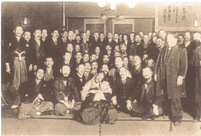 2-8、照片：孫中山在東京松本樓與日本“日華同志懇親會(huì)”的會(huì)員會(huì)晤并合影.jpg