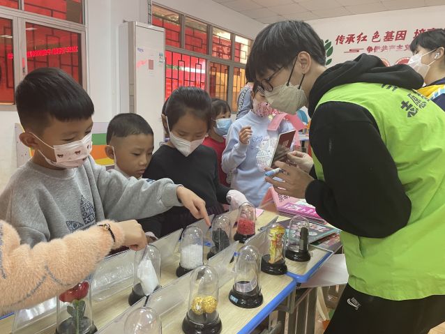 三鄉(xiāng)鎮(zhèn)開展“揚眉‘兔’氣賀新春，禁毒相伴過新年”活動圖片2.JPG
